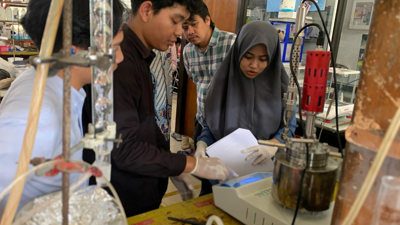 Installation of a High-Temperature and High-Pressure Reactor at ITS Surabaya